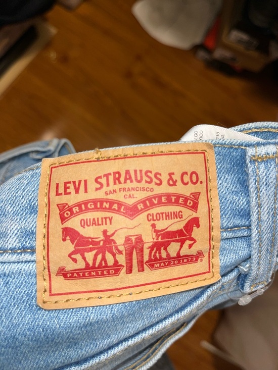 Levi's High-Rise Mom Jeans in Light Blue, Size 29 - Picture 4 of 6